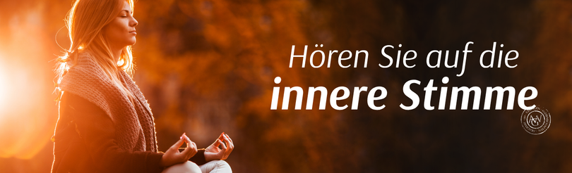 Frau sitzt meditativ im Sonnenlicht und hört auf ihre innere Stimme – Symbolbild für Achtsamkeit, innere Balance und spirituelle Erkenntnis. Darstellung der AGW Akademie Kompetenz in Energiearbeit, Bewusstseinsentwicklung und parapsychologischem Wissen.